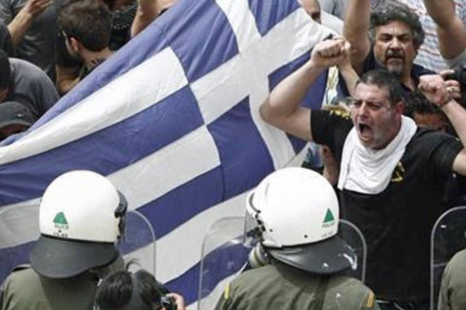 Mercados esboçam melhora após tarde de pânico por Grécia