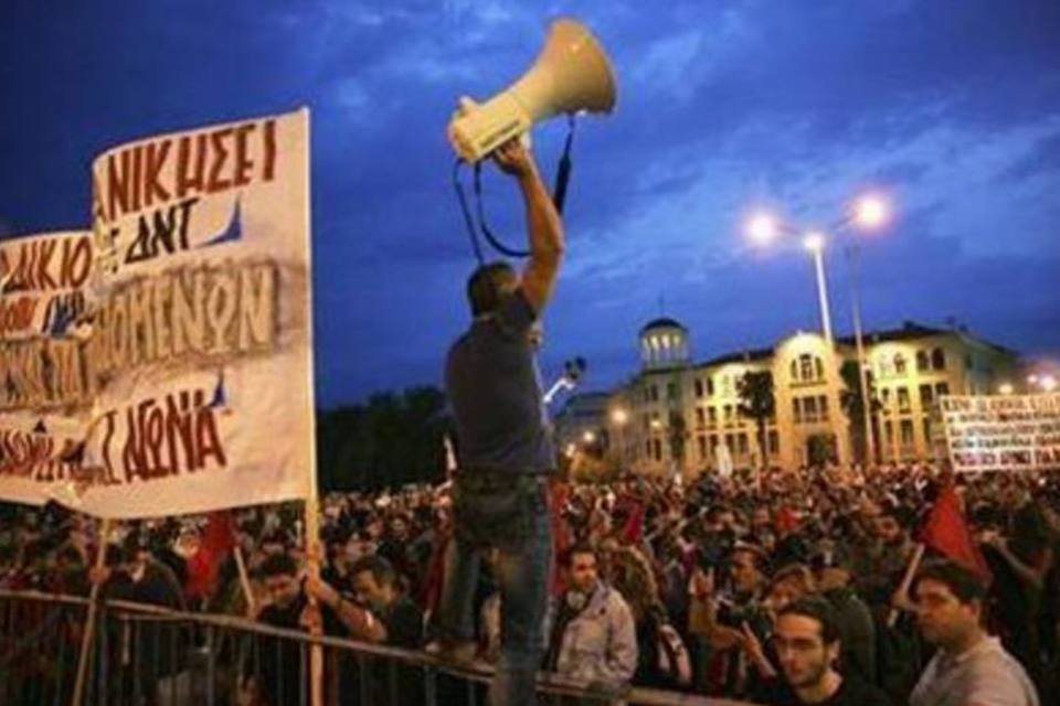 Plano de austeridade grego reúne 80 mil em protesto