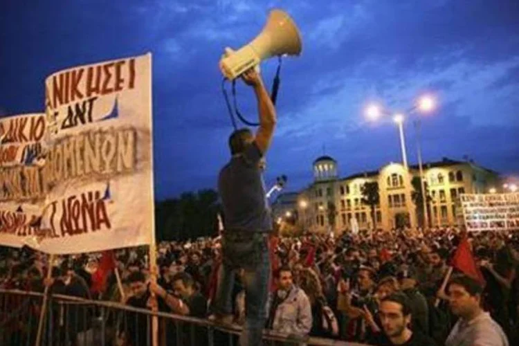 Manifestantes se reúnem em frente à Feira de Comércio Internacional para protestar contra o governo (.)