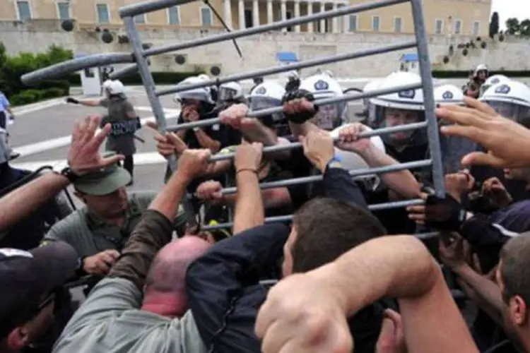 Manifestantes tentaram romper o cordão policial para atacar o carro do primeiro-ministro Giorgos Papandreou (Aris Messinis/AFP)