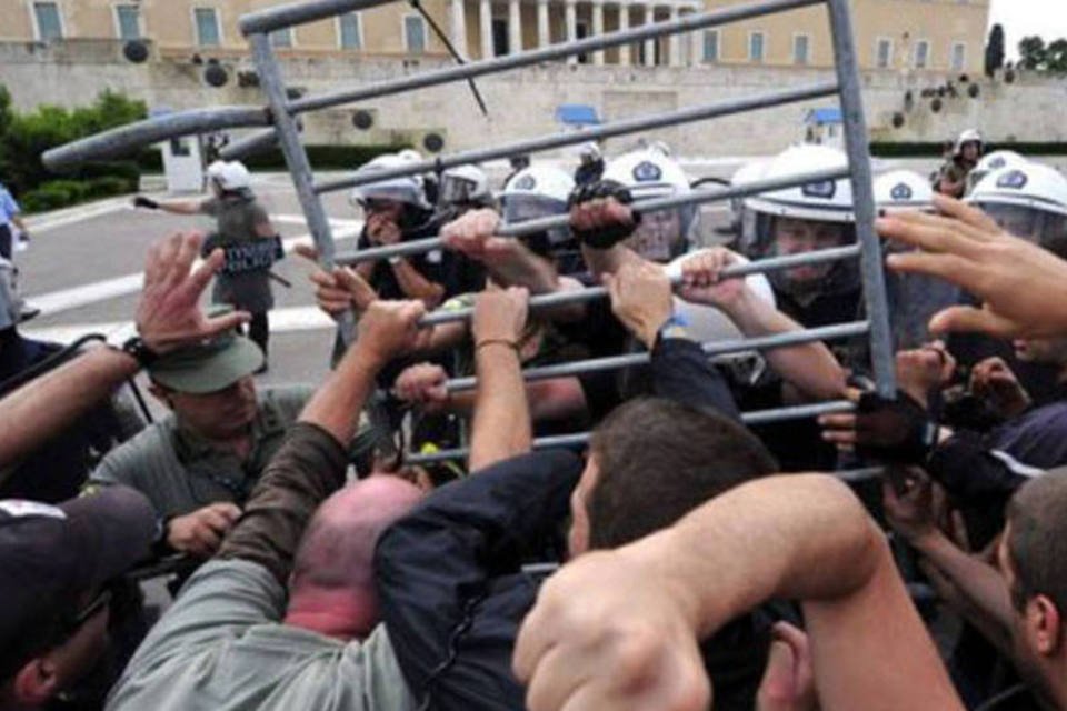 Grupos radicais e policiais se enfrentam em greve na Grécia