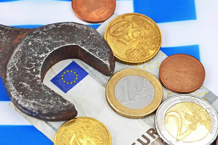
	Euros e chave de fenda sobre bandeira da Gr&eacute;cia: a pr&oacute;xima parcela do empr&eacute;stimo &eacute; de 747 milh&otilde;es de euros e vence no dia 12 de maio
 (unkas_photo/ThinkStock)