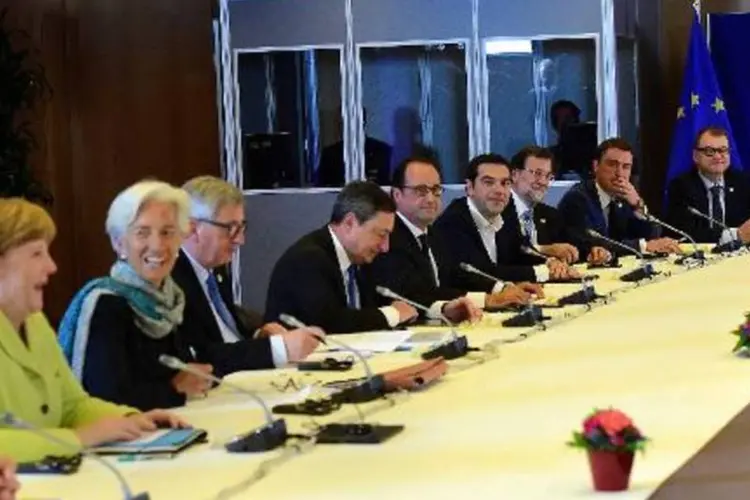 O premiê grego Alexis Tsipras reunido com representantes de credores, Jean-Claude Juncker, Mario Draghi e Christine Lagarde, entre outros (Emmanuel Dunand/AFP)