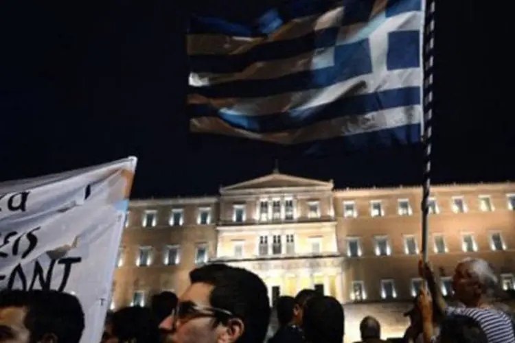 
	Manifestantes protestam em frente ao parlamento grego, em Atenas, contra novas medidas de austeridade em 7 de novembro: mais de 70.000 pessoas protestaram&nbsp;
 (Aris Messinis/AFP)