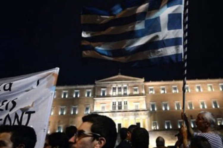 
	Manifestantes protestam em frente ao parlamento grego, em Atenas, contra novas medidas de austeridade em 7 de novembro: mais de 70.000 pessoas protestaram&nbsp;
 (Aris Messinis/AFP)