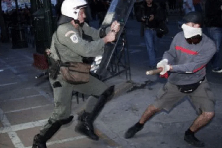 Manifestante e policial se enfrentam nas ruas: gregos consideram humilhante a presença do FMI (.)