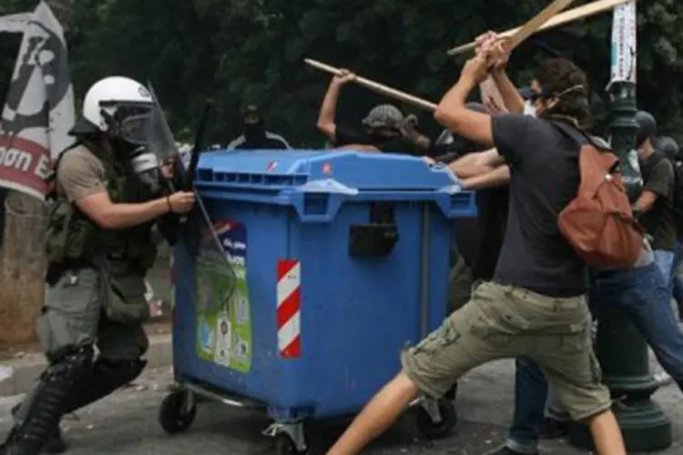 Manifestantes atacaram policias com pedaços de pau durante os protestos em frente ao Parlamento grego (Panagiotis Tzamaros/AFP)