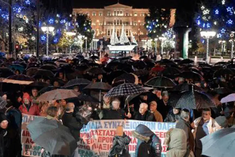 Gregos protestam contra as medidas de austeridade: o número de suicídios aumentou 35,7%, em média (Louisa Gouliamaki/AFP)