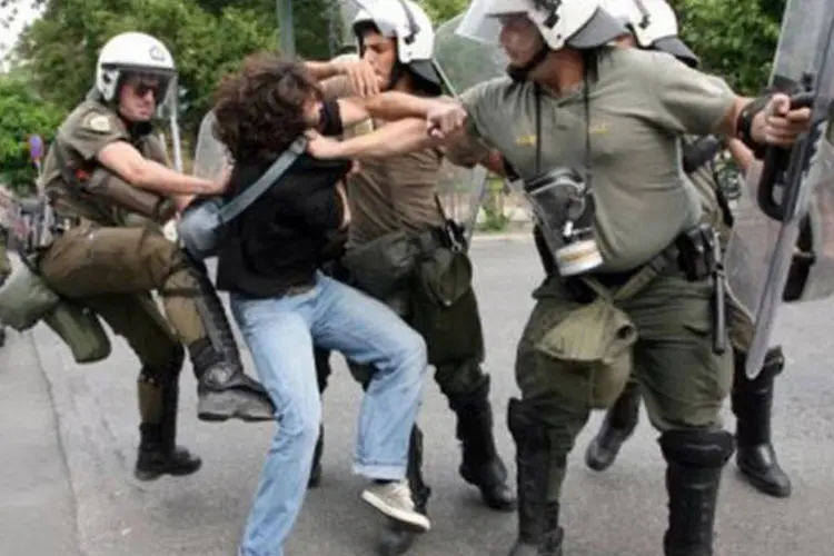 Policiais entram em confronto com manifestante durante greve geral na Grécia: 12 pessoas pessoas foram presas (Panagiotis Tzamaros/AFP)