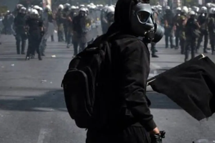 
	Manifestante enfrenta policiais na Gr&eacute;cia: na semana passada, a pol&iacute;cia usou g&aacute;s lacrimog&ecirc;neo para dispersar os manifestantes
 (Aris Messinis/AFP)