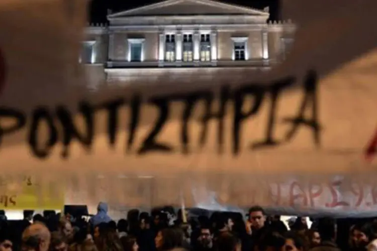 
	Protesto na G&eacute;cia: os trabalhadores da prefeitura de Atenas ocuparam um dos edif&iacute;cios municipais em protesto pela demiss&atilde;o prevista de 120 de seus companheiros
 (Aris Messinis/AFP)