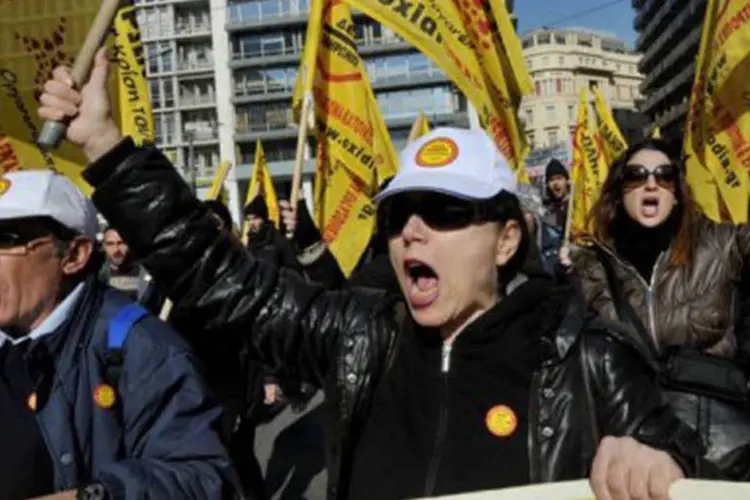Milhares de pessoas se manifestaram durante uma greve de 24 horas convocada pelo sindicato majoritário GSEE e o comunista PAME (Louisa Gouliamaki/AFP)