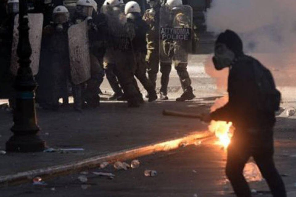 Confrontos entre jovens e polícia em manifestações em Atenas