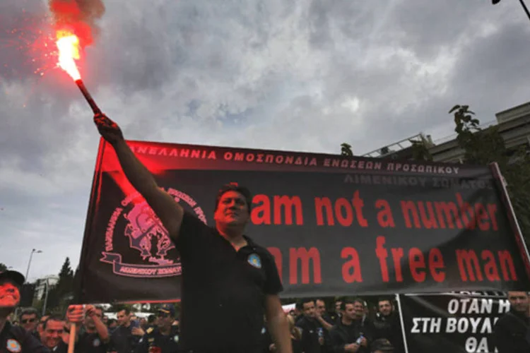 
	Policiais protestam contra medidas de austeridade na Gr&eacute;cia: espera-se tamb&eacute;m uma paralisa&ccedil;&atilde;o em massa no setor industrial
 (Yannis Behrakis/Reuters)