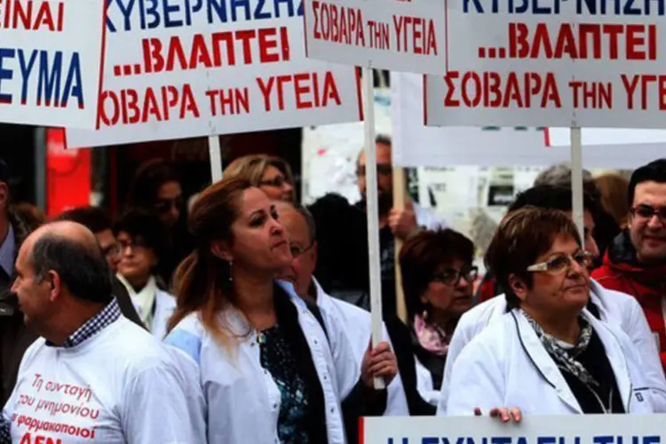 
	Gregos protestam contra as medidas de austeridade do governo:&nbsp;os representantes dos trabalhadores se queixam da extin&ccedil;&atilde;o dos conv&ecirc;nios coletivos que englobam 600 mil trabalhadores.
 (Sakis Mitrolidis/AFP)