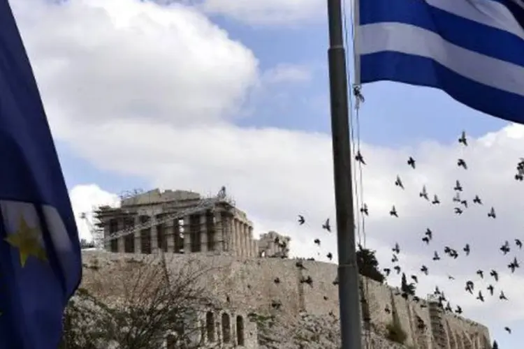 
	Bandeiras da Gr&eacute;cia e da Uni&atilde;o Europeia: Atenas deveria pagar nesta sexta-feira 300 milh&otilde;es de euros ao FMI
 (Luisa Gouliamaki/AFP)