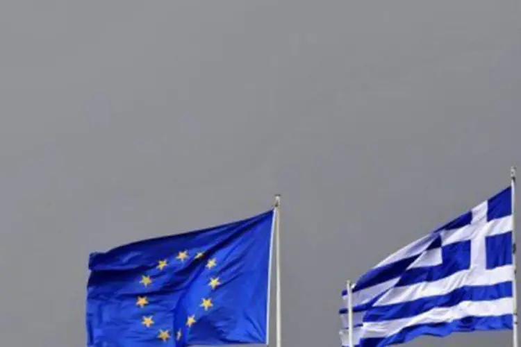 Um grupo de 30 bancos e fundos, que representam 39,3% da dívida de 206 bilhões de euros em negociação da Grécia disseram que participarão do acordo (Louisa Gouliamaki/AFP)