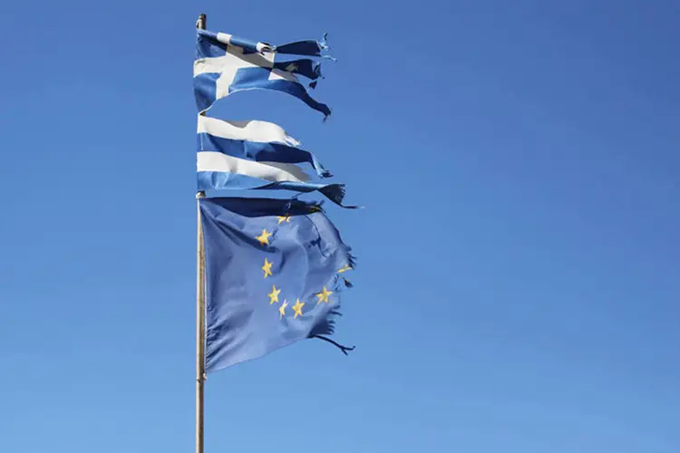 
	Bandeiras da Gr&eacute;cia e da Uni&atilde;o Europeia rasgadas: a campanha do londrino Thom Feeney j&aacute; arrecadou 451 mil euros para evitar o &quot;Grexit&quot; --sa&iacute;da do pa&iacute;s da UE
 (hynci/Thinkstock)