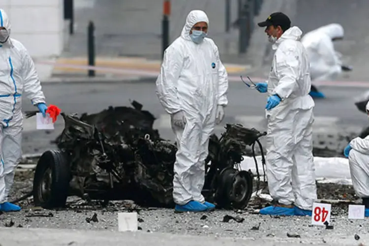 
	Especialistas forenses procuram por evid&ecirc;ncias em uma rua onde o carro-bomba explodiu em Atenas: a&nbsp;pol&iacute;cia isolou toda a &aacute;rea
 (REUTERS/Alkis Konstantinidis)
