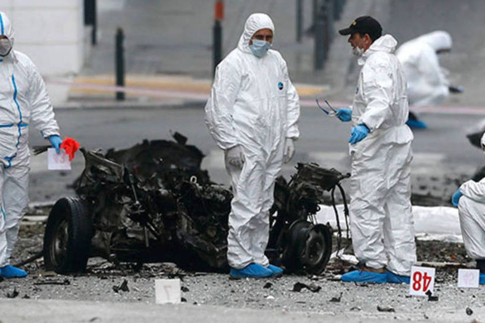Carro-bomba explode em frente a um banco em Atenas