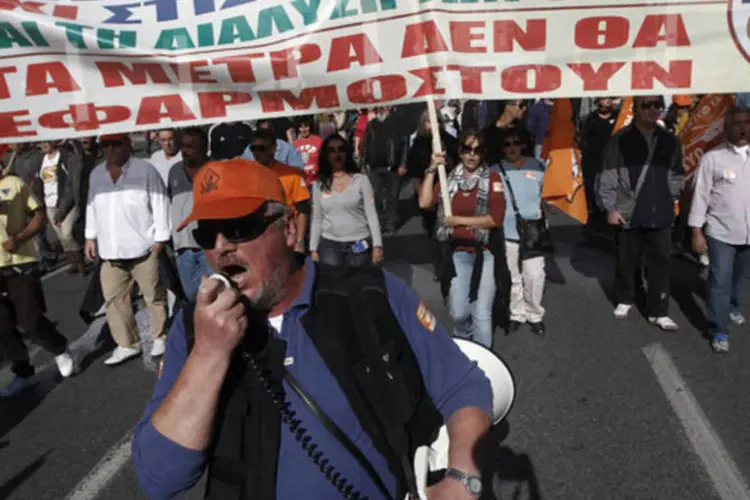 
	Funcion&aacute;rios municipais marcham em manifesta&ccedil;&atilde;o anti-austeridade no centro de Atenas: a recess&atilde;o se deve a&nbsp;&quot;uma depress&atilde;o do consumo&quot;&nbsp;pelos altos n&iacute;veis de desemprego
 (REUTERS/John Kolesidis)