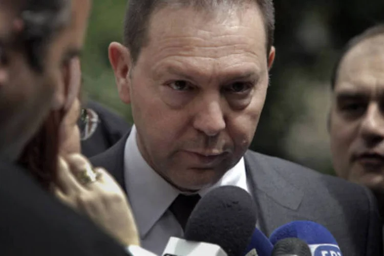 
	O ministro das Finan&ccedil;as da Gr&eacute;cia, Yannis Sturnaras, informou que o Governo da Gr&eacute;cia e a troika chegaram a um acordo que permitir&aacute; aos gregos receber as novas parcelas do resgate financeiro
 (REUTERS/Giorgos Moutafis)