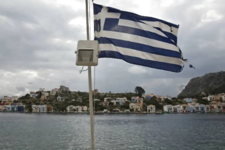 
	Bandeira da Gr&eacute;cia &eacute; vista em porto: Atenas tem at&eacute; agora descartado recorrer &agrave; ajuda da R&uacute;ssia
 (REUTERS/Yorgos Karahalis)