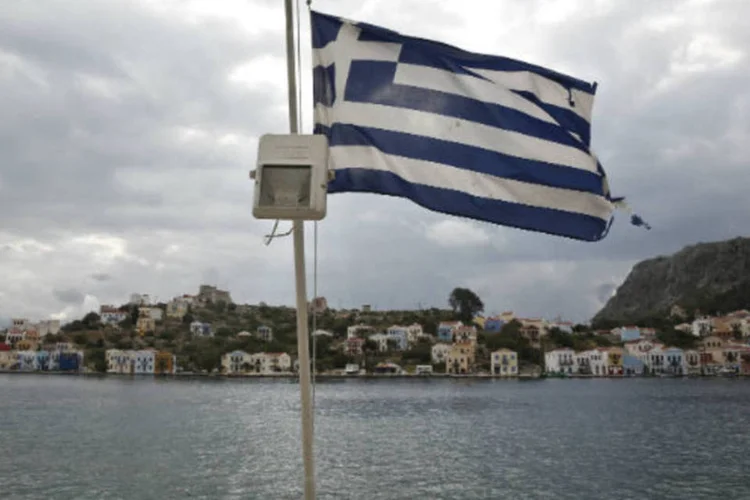 
	Bandeira da Gr&eacute;cia: credores internacionais estimam que o pa&iacute;s vai necessitar de cerca de 10 bilh&otilde;es a 11 bilh&otilde;es de euros a partir do segundo semestre de 2014
 (REUTERS/Yorgos Karahalis)