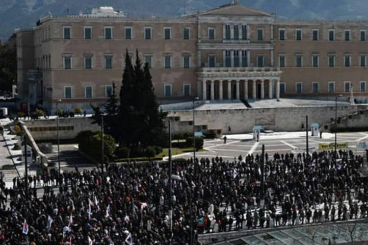 
	Manifestantes concentram-se em frente ao Parlamento Grego: na capital, a pol&iacute;cia lan&ccedil;ou g&aacute;s lacrimog&ecirc;neo para repelir os manisfestantes que atiravam pedras
 (AFP/ Aris Messinis)