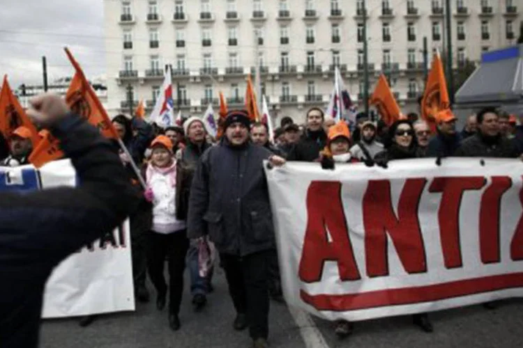 Na terça-feira, sob chuva fina, milhares de grevistas e manifestantes se reuniram em frente ao Parlamento
 (Angelos Tzortzinis/AFP)