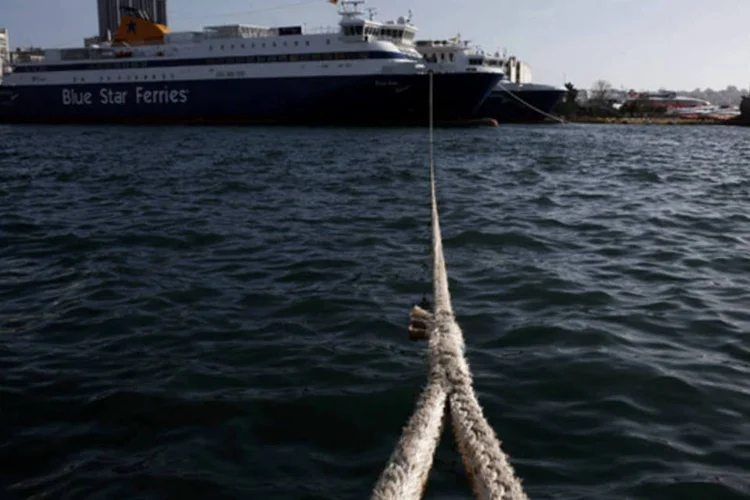 Navios atracados no porto de Pireus, Atenas, por conta da greve dos marinheiros em protesto contra as medidas de austeridade (REUTERS/Yorgos Karahalis)