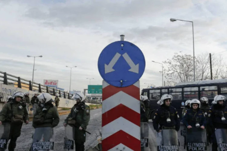 
	Atenas: um grupo da pol&iacute;cia removeu os grevistas da esta&ccedil;&atilde;o de metr&ocirc;, enquanto outro grupo bloqueou ruas para evitar que outros manifestantes chegassem ao local
 (REUTERS/John Kolesidis)