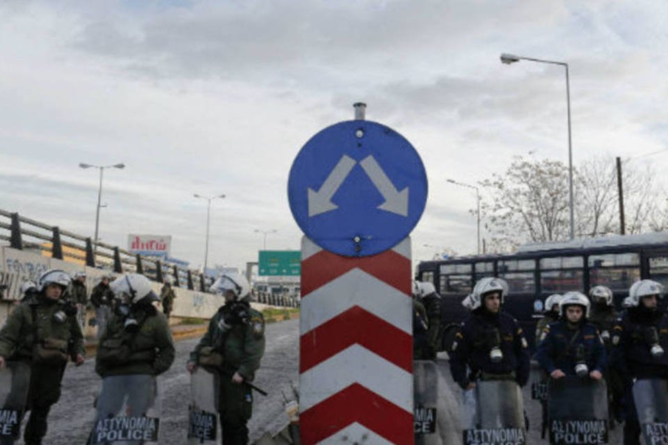 Polícia retira grevistas de estação de metrô de Atenas