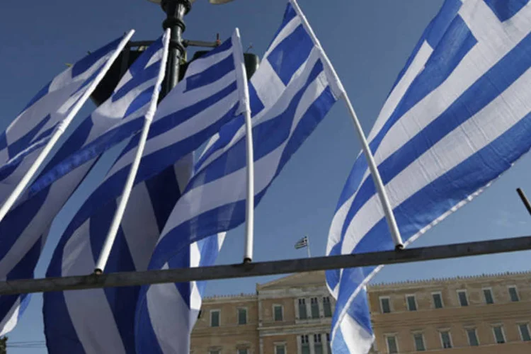 
	&nbsp;

	Disputa entre zona do euro e FMI sobre como lidar com a grande d&iacute;vida da Gr&eacute;cia est&aacute; segurando a libera&ccedil;&atilde;o de 31 bilh&otilde;es de euros em empr&eacute;stimos
 (Yorgos Karahalis/Reuters)