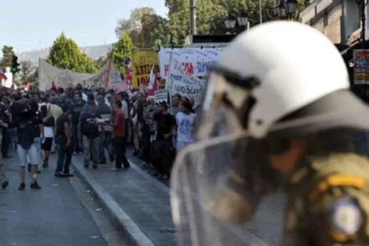 Policiais e manifestantes se enfrentam em Atenas durante uma greve geral em 18 de outubro
 (Louisa Gouliamaki/AFP)