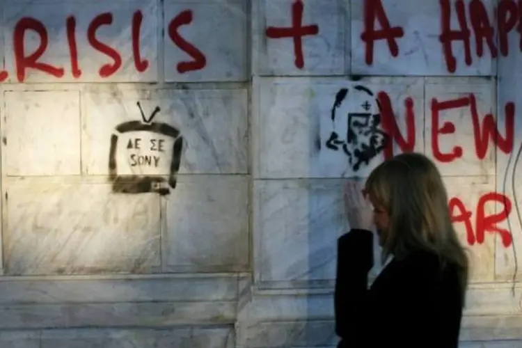 Parede pichada com os dizeres "crise + um feliz ano novo", na Grécia, em 2008 (Milos Bicanski/Getty images)