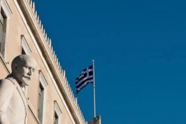 
	Bandeira da Gr&eacute;cia:&nbsp;o documento do FMI afirma que a reestrutura&ccedil;&atilde;o da d&iacute;vida grega, feita em maio de 2012, veio muito tarde.
 (Andreas Solaro/AFP)