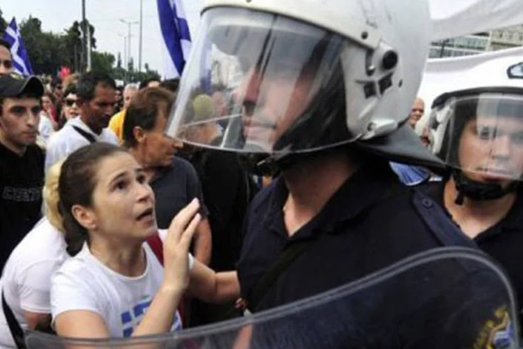 O pacote com corte de gastos, privatizações e aumento de impostos pedidos pelos credores internacionais para reduzir o enorme déficit público da Grécia causou revolta entre a população grega (Aris Messinis/AFP)