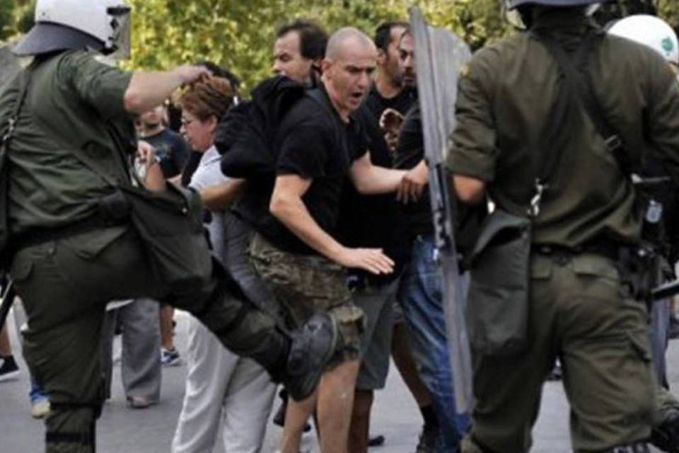 Polícia grega entra em confronto com manifestantes em Atenas