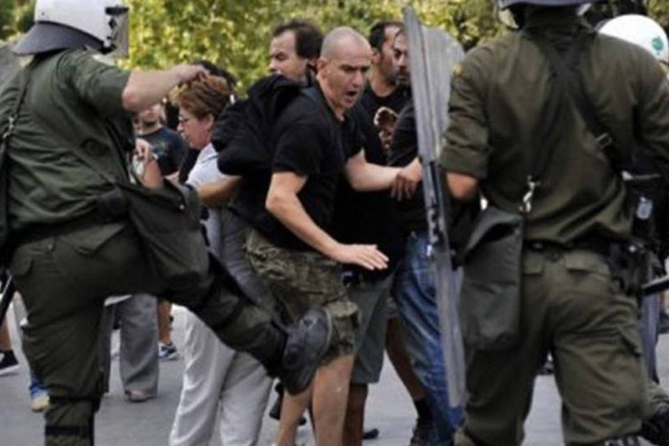 Confronto entre manifestantes e policiais na greve da Grécia