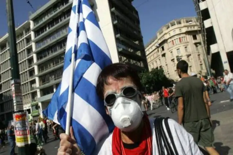 
	Manifestante durante greve geral na Gr&eacute;cia: o pa&iacute;s enfrenta o quinto ano consecutivo de recess&atilde;o, com uma queda acumulada do PIB de 22%
 (Getty Images)