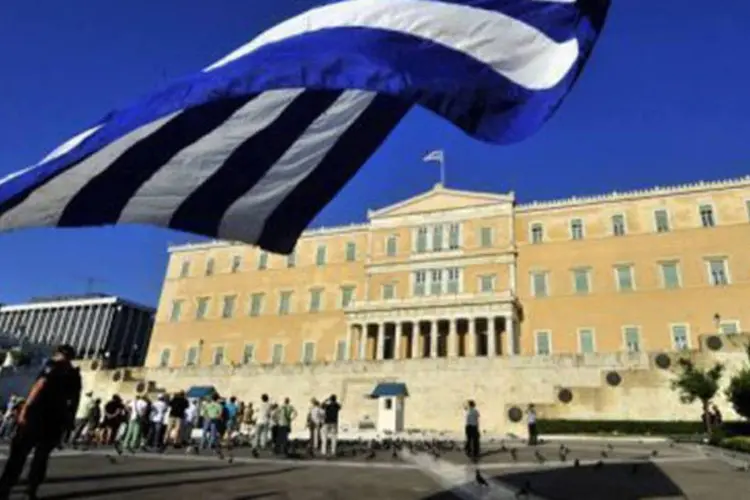 Bandeira da Grécia tremula em frente ao Parlamento: governo de união nacional (Louisa Gouliamaki/AFP)