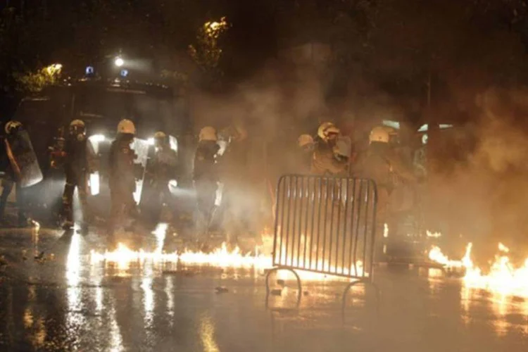 Manifestantes se confrontam contra a polícia em Atenas (Getty Images)