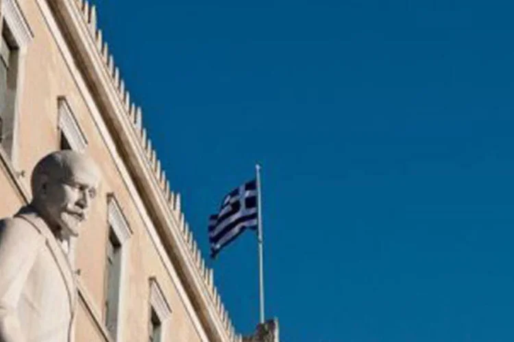 
	Bandeira da Gr&eacute;cia: a imprensa grega publicou uma lista de 36 nomes, que inclui v&aacute;rios ex-ministros, dos ex-prefeitos e outros funcion&aacute;rios que estariam sendo investigados
 (Andreas Solaro/AFP)