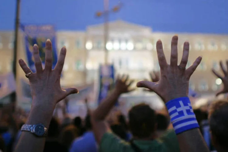 
	Protesto na pra&ccedil;a Sintagma, em Atenas: h&aacute; duas semanas, 5 mil trabalhadores dos corpos de seguran&ccedil;a se manifestaram em Atenas para protestar contra seus baixos sal&aacute;rios
 (Milos Bicanski/Getty Images)