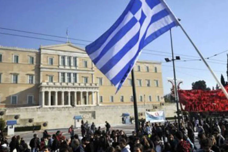 O ND teria obtido entre 17% e 24,5% dos votos, seguido pela coalizão de esquerda radical Syriza, com entre 14% e 18,5%, segundo diversas pesquisas das cadeias de televisão (Louisa Gouliamaki/AFP)