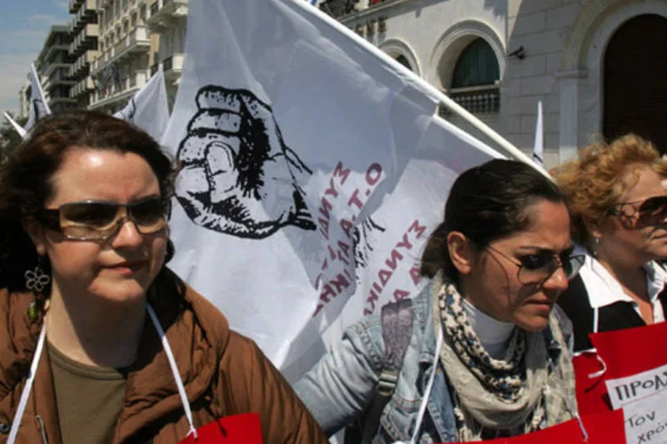 Manifestantes chegam em frente ao Parlamento, em Atenas, mês passado: nova convocação em julho (Milos Bicanski/Getty Images)