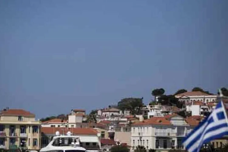 
	Barco em uma praia na Gr&eacute;cia: al&eacute;m de gerar receita, o turismo tamb&eacute;m &eacute; uma grande fonte de investimento para um pa&iacute;s mediterr&acirc;neo sem recursos
 (Uriel Sinai/Getty Images)