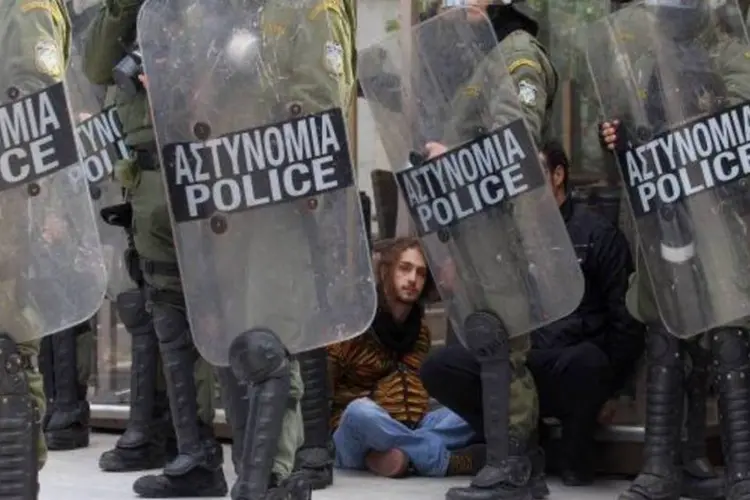 Policiais em protesto na Grécia: no país, 98% da população considera a corrupção um grande problema (Getty Images)
