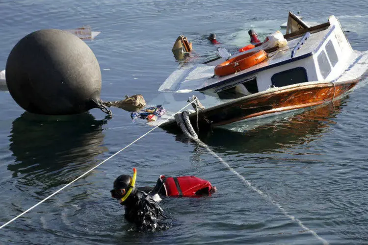 
	Naufr&aacute;gio: a guarda litor&acirc;nea grega e uma embarca&ccedil;&atilde;o da Frontex recuperaram os corpos de sete pessoas, seis crian&ccedil;as e uma mulher
 (REUTERS/Giorgos Moutafis)